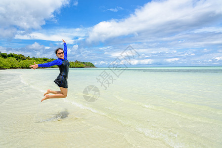 海边跳跃的女人图片