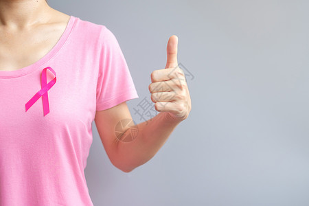 佩戴粉丝带预防乳腺癌症概念图片