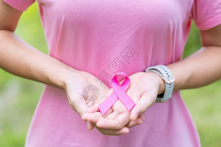手拿粉丝带预防乳腺癌症概念图片