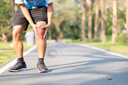 运动的公园唯一在训练亚裔选手上午运动和健康概念外跑步和锻炼后膝痛有问题时身着运动腿部受伤肌肉疼痛的年轻健身壮男子图片