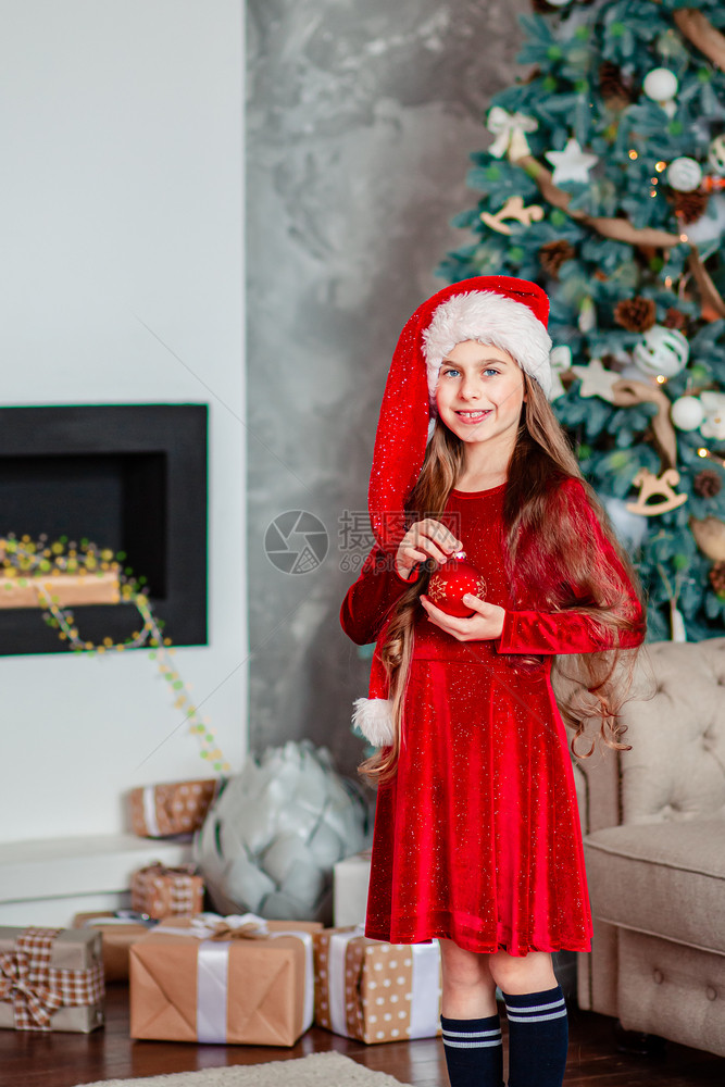 小女孩拿着红色圣诞球图片