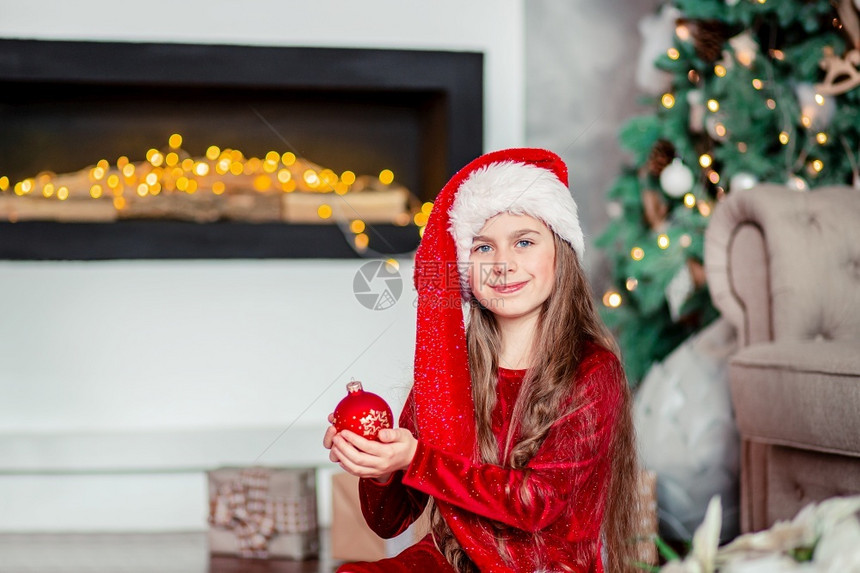 圣诞装扮的可爱小女孩图片