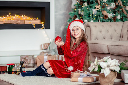 装饰圣诞树的可爱小女孩图片