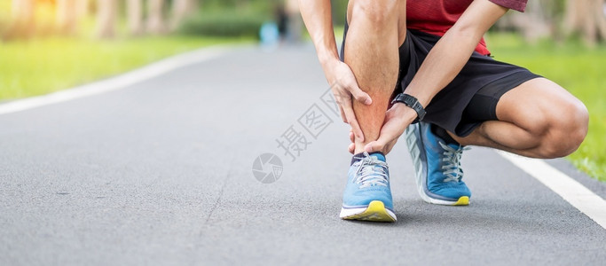 跑步时肌肉受伤的青年男性图片