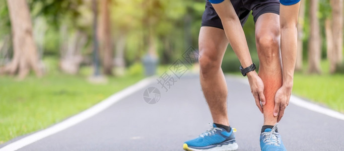 跑步时肌肉受伤的男性图片