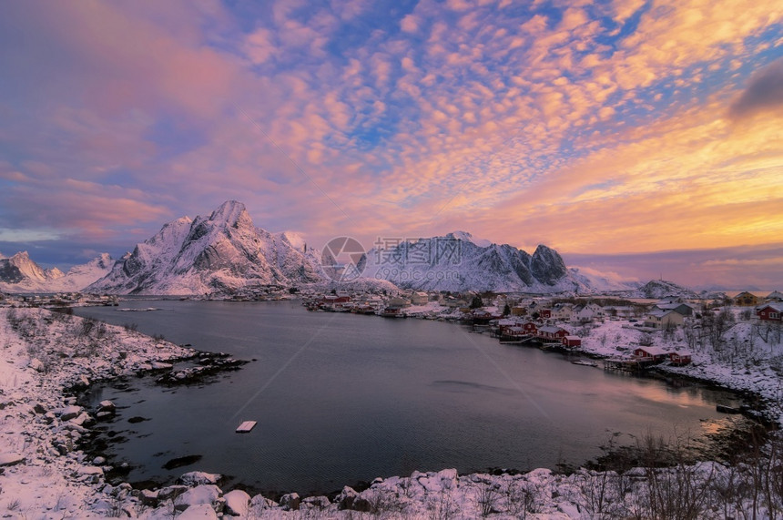 下雪的缰绳屋景色美观的洛福滕群岛冬季风景挪威美丽的山地景观挪威斯堪的纳维亚冬季斯堪的纳维亚冬季图片