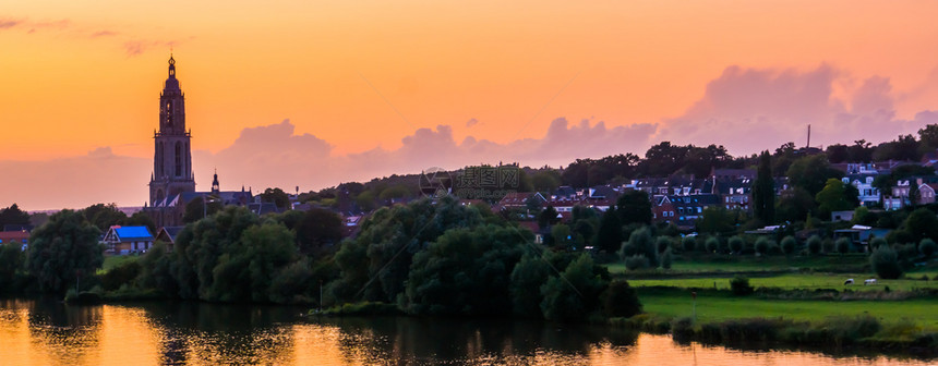 日落时的Rhenen美丽的城市天线美丽的有水生锈城镇建造景观省份图片