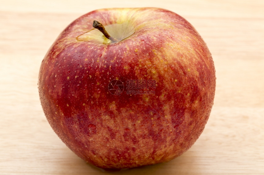 优雅自然一种红苹果有水滴在木制背景上新鲜红苹果有水滴在木制背景上图片