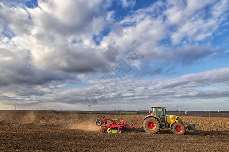 农村拖拉机为播种和耕准备了土壤农业和艺学概念自然秋天图片