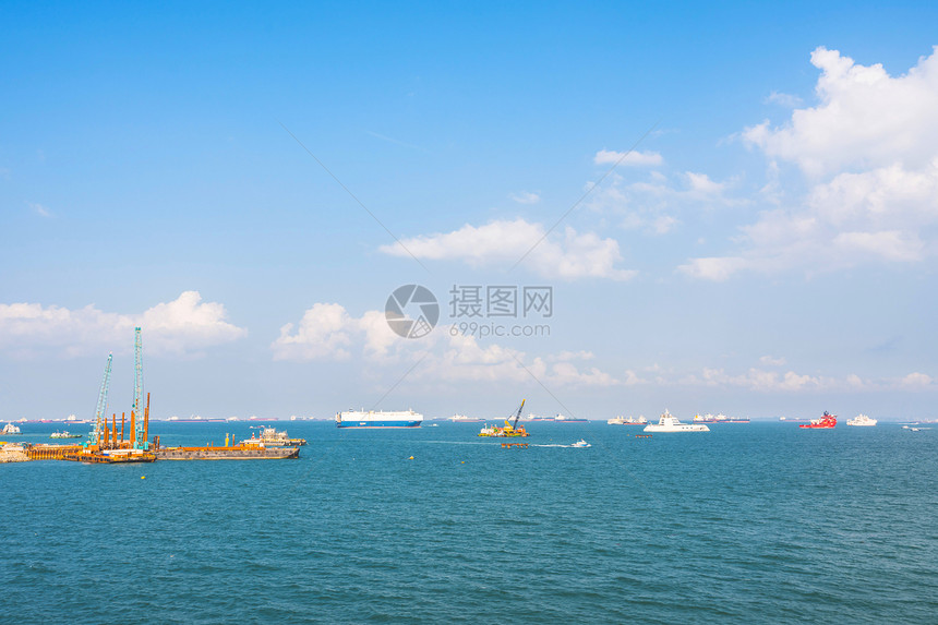 后勤门户网站经营物流海运船原油轮进入新加坡最繁忙港口的货船等商业物流海运船舶的视图载体图片