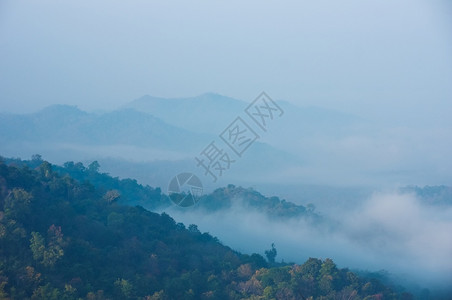 谷秋天美丽的山地景观清晨的薄雾柔软焦点美丽景色重点风图片