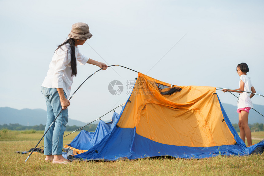 母女户外搭帐篷图片