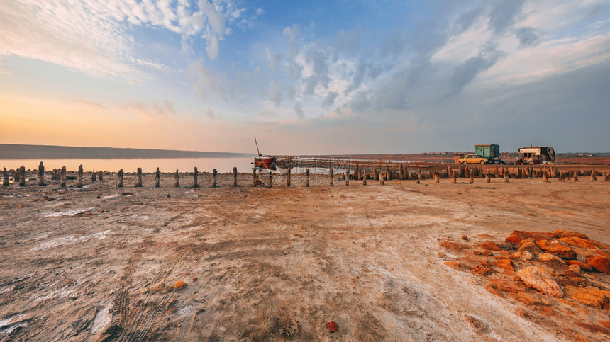 乌克兰日落时干湖的岸边和底部日落时盐湖的全景海岸颜色图片