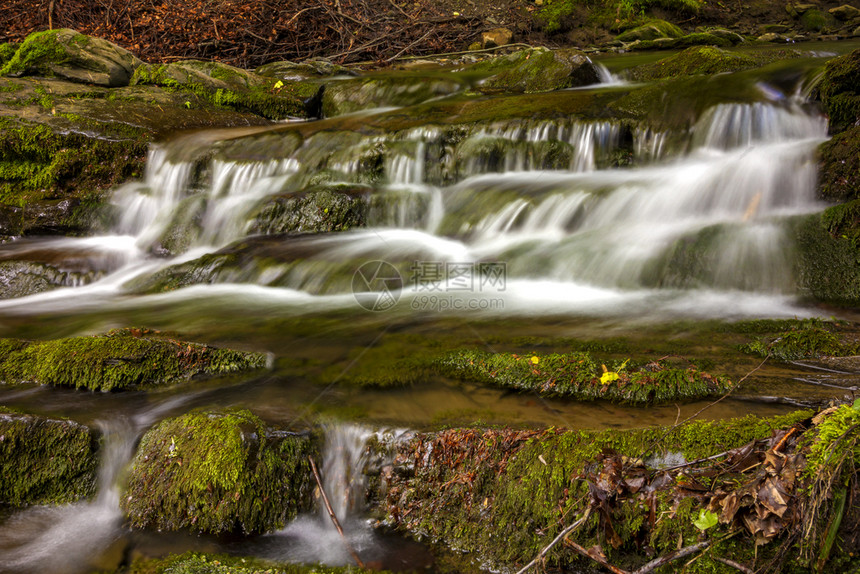 最多户外近距离观察山河中小型级联瀑布森林里有岩石木头图片