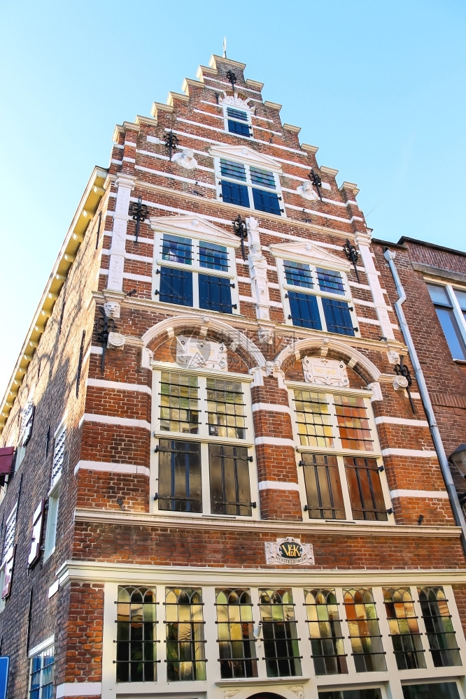 荷兰Gorinchem镇美丽的旧房子传统地标街道图片