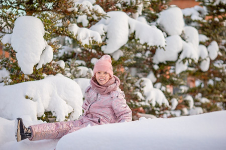 下雪的快乐小女孩享受户外冬季游戏可爱的快乐小姑娘在冬天雪滑时手套闲暇图片