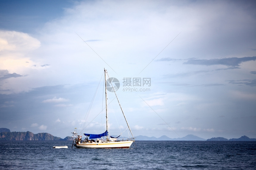自然泰国安达曼海停泊在泰国安达曼海的白色游艇夏天目的地图片