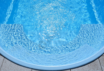 游泳池中水波纹图片