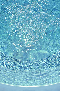 游泳池中水波纹图片
