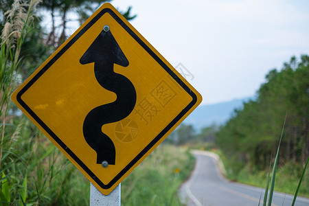 体面的黄交通标志警告在背景绿草上行驶时不要绕过路面正方形黄色的图片