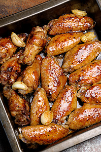 休息爽朗腌料在烘烤的油炸辣鸡翅图片