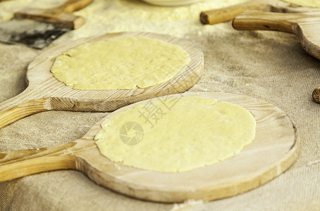 厨房制作小麦蛋糕传统细节健康食品面粉的手工打折花揉捏自制图片
