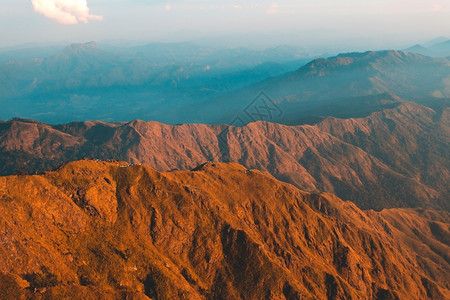 缅甸穆拉伊特山的晨日和雾笼罩在缅甸穆拉伊特山上假期日落旅行图片