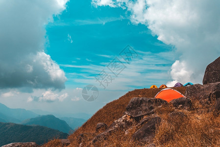 天空假期缅甸穆拉伊特山的晨日和雾笼罩在缅甸穆拉伊特山上旅行图片