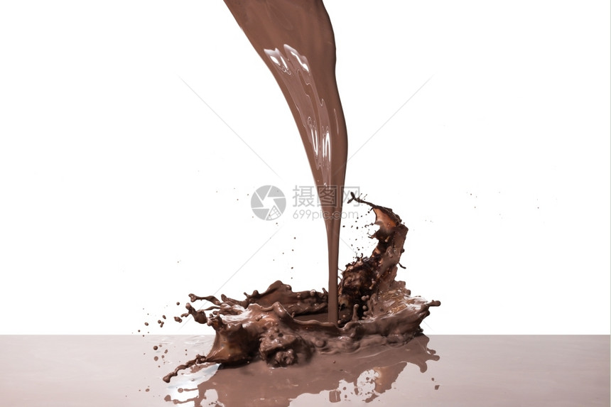 糖浆流动的坠落喷洒热巧克力孤立在白色背景上图片