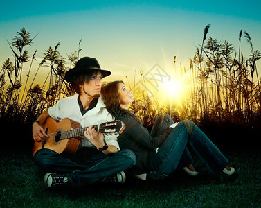 美丽的浪漫爱情故事一个年轻男人为女孩弹吉他一种图片