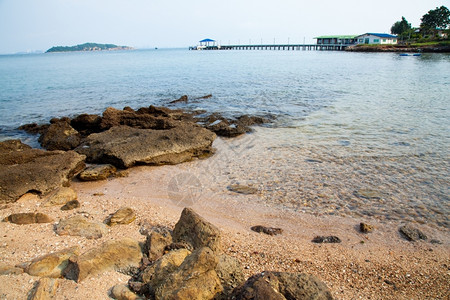 拉恩白色的KohLarn沙滩和海船上停泊在平静的海中洋图片