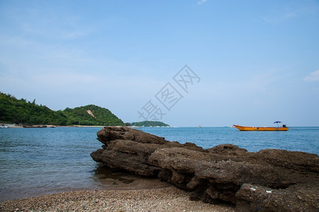 晴天沙滩海浪天际线图片