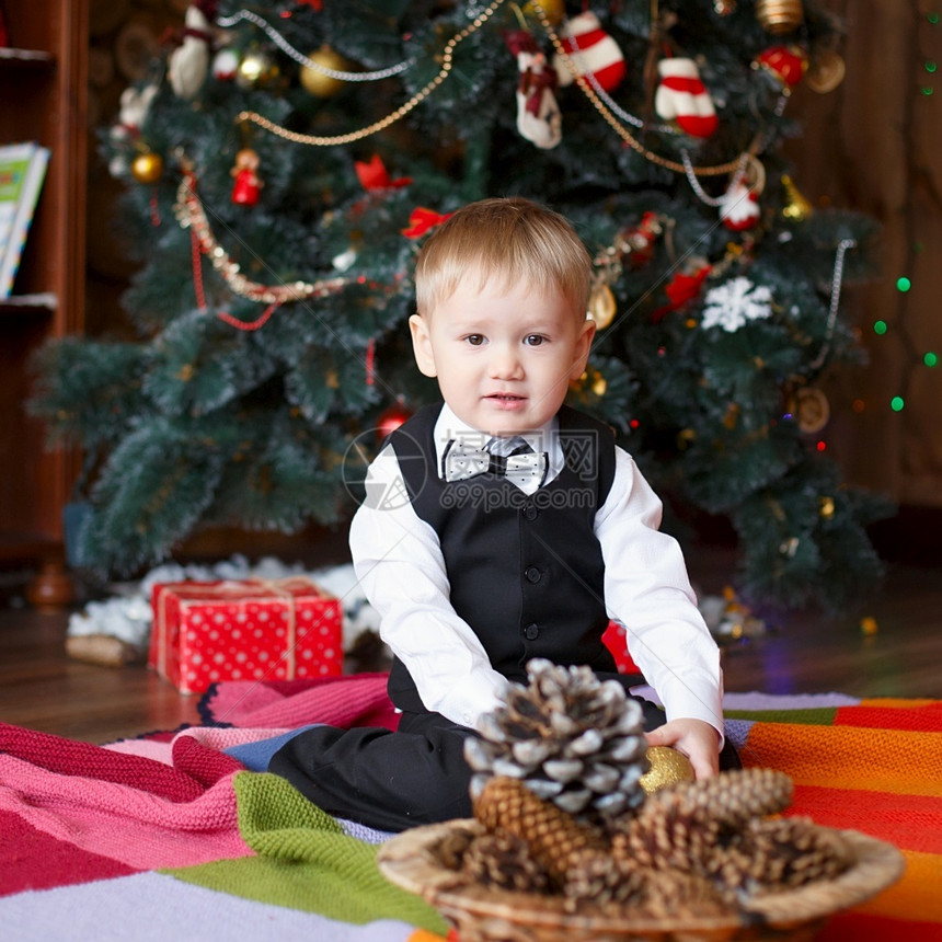 圣诞装饰中的小男孩期待一个奇迹箔地面冷杉图片