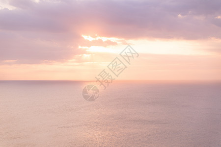 海浪大气层夏天日落时美丽的戏剧天空和海景图片