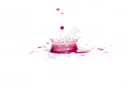 红水喷洒在白色背景上照片来自红水喷洒酒精溅运动图片