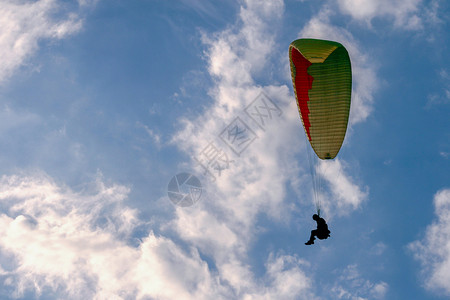 蓝色的乌云多天空和在土耳其滑翔的人飞谁图片