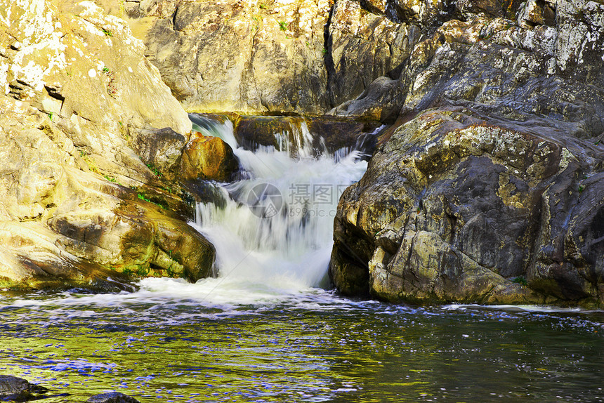 场景白色的美丽瀑布水流过岩石春天图片