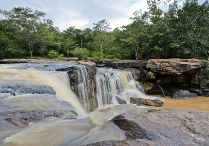 自然吨泰国Dipterocarp森林的瀑布河图片