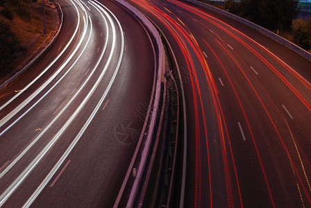 在高速公路上超行驶的夜拍驾明亮商业图片