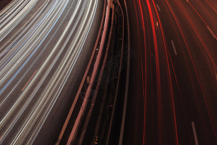 三车道夜间活力一种在高速公路上超行驶的夜拍车道设计图片