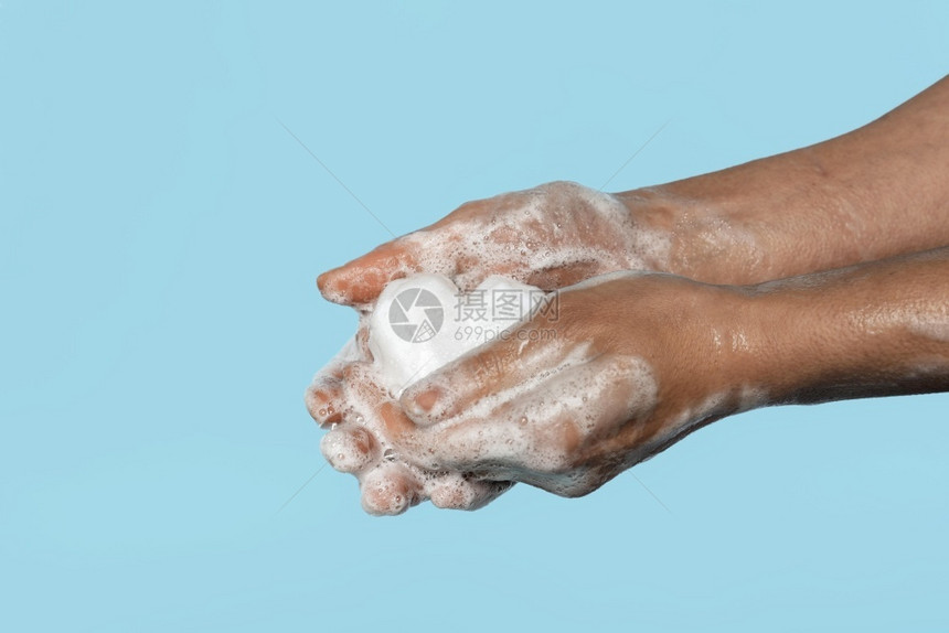 奶油使用白肥皂洗手的人卫生男图片