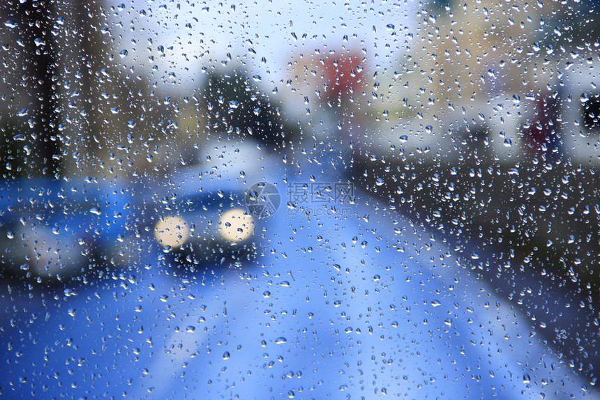 玻璃上的雨滴图片