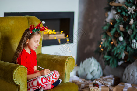 沙发上写信的圣诞小女孩图片
