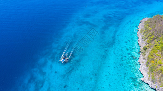 奥斯洛布浮船从空中上向下俯冲在开阔海中游动珊瑚礁上空有清晰和松绿的水域离开热带环礁湖摩尔博阿岛奥斯陆b菲律宾宿务岛支撑采取异国情调背景