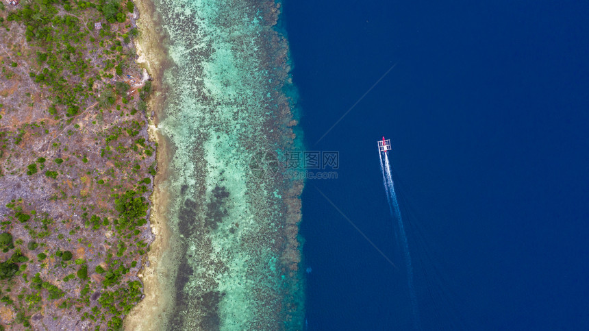 蓝色的海洋天堂浮船从空中上向下俯冲在开阔海中游动珊瑚礁上空有清晰和松绿的水域离开热带环礁湖摩尔博阿岛奥斯陆b菲律宾宿务岛图片