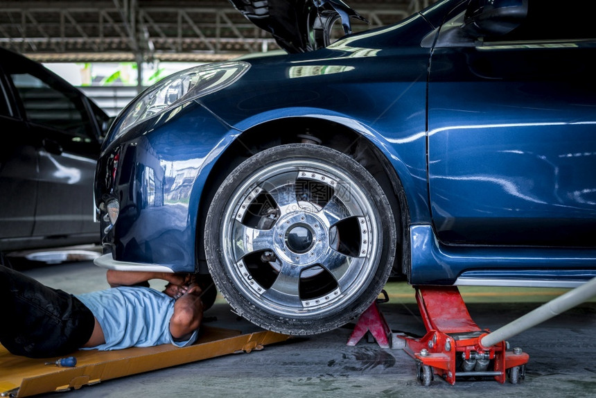 在职的机械师运输汽车修理工或维人员在车库或维修店检查汽车发动机以解决和维修问题在汽车库检查发动机以进行维修图片