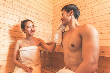 美丽的身体护理恋人年轻亚洲夫妇或情侣在桑拿室有浪漫的放松时间在桑拿室进行皮肤护理热治疗身体清洁和在温泉中扫新与蒸汽泡浴一起享受健背景图片