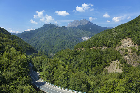 爬坡道冢外貌鸟瞰黑山脉和道路的绿色植物山间蜿蜒曲折黑山脉的绿色植被图片