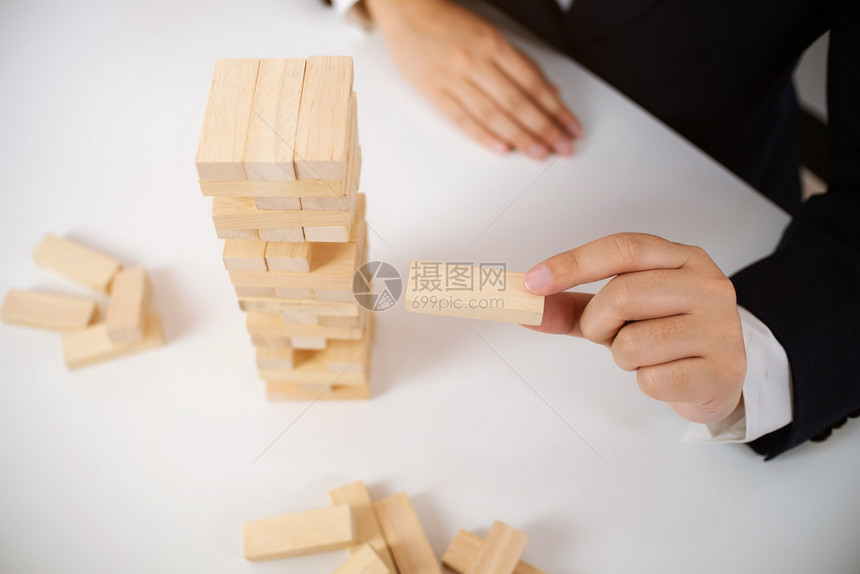 木头企业主管持有木制块风险和规划战略木制的坍塌图片