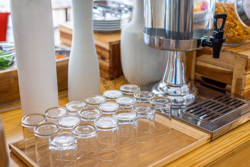 自助餐派对旅馆服务用冷水的多行透明空玻璃瓶集装箱自动售货机图片